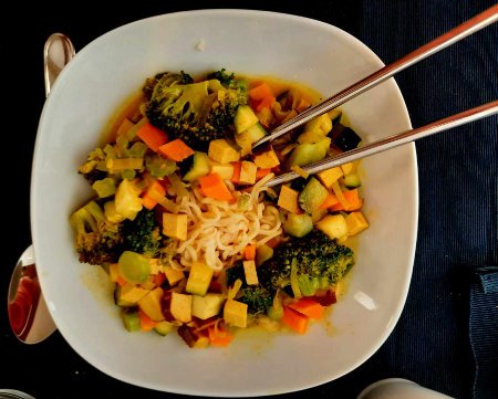 Noodles com caril de legumes